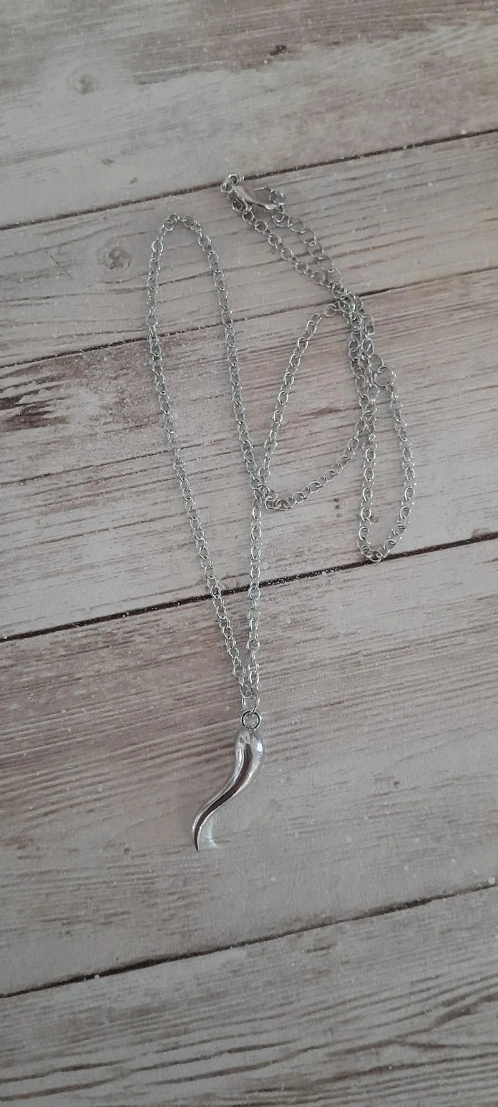 Collier amulette, corne italienne, couleur argentée